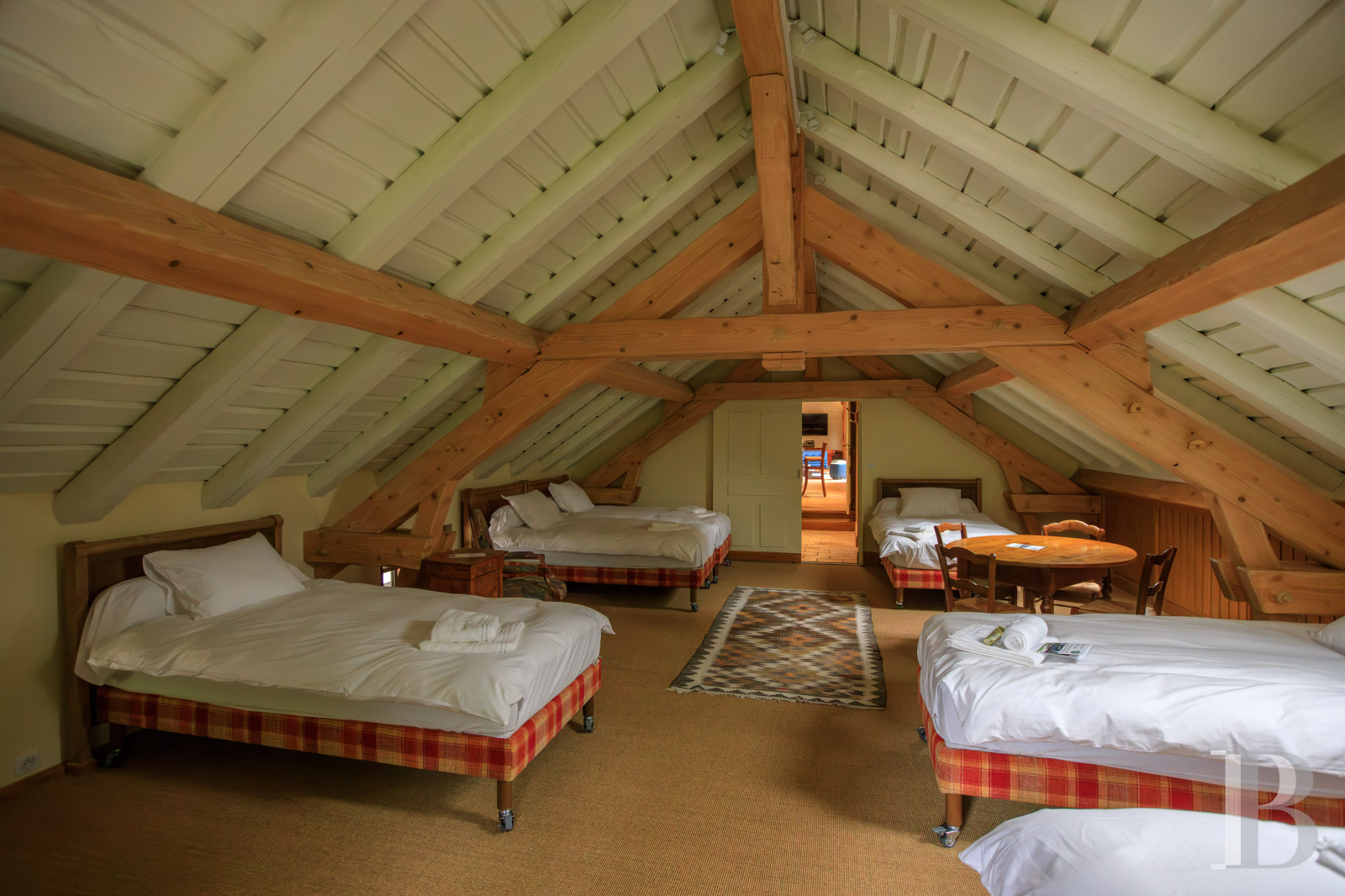 Dans le Haut-Bugey, à mi-chemin entre Lyon et Genève, une ferme abbatiale du 17e siècle transformée en une vaste et confortable demeure.  - photo  n°36